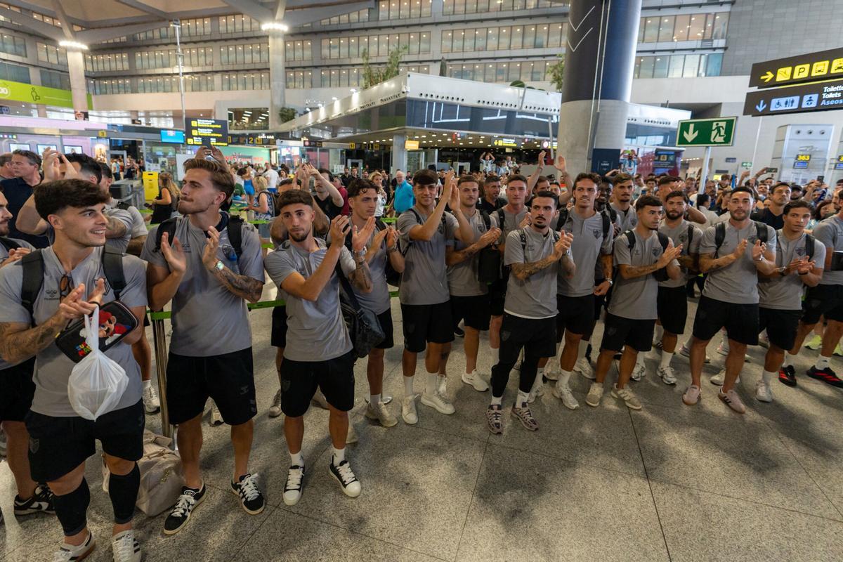 Despedida al Málaga CF en el aeropuerto antes de enfrentarse a la UD Las Palmas en el primer partido del play off de ascenso a la Primera División Despedida al Málaga CF en el aeropuerto antes de enfrentarse a la UD Las Palmas en el primer partido del play off de ascenso a la Primera División