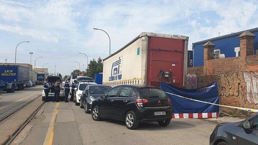 Hallado el cadáver de una mujer bajo un camión en Barcelona