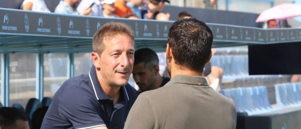 El entrenador del CD Tenerife, Luis Miguel Ramis, saluda antes del partido al de Ibiza, Javier Baraja.