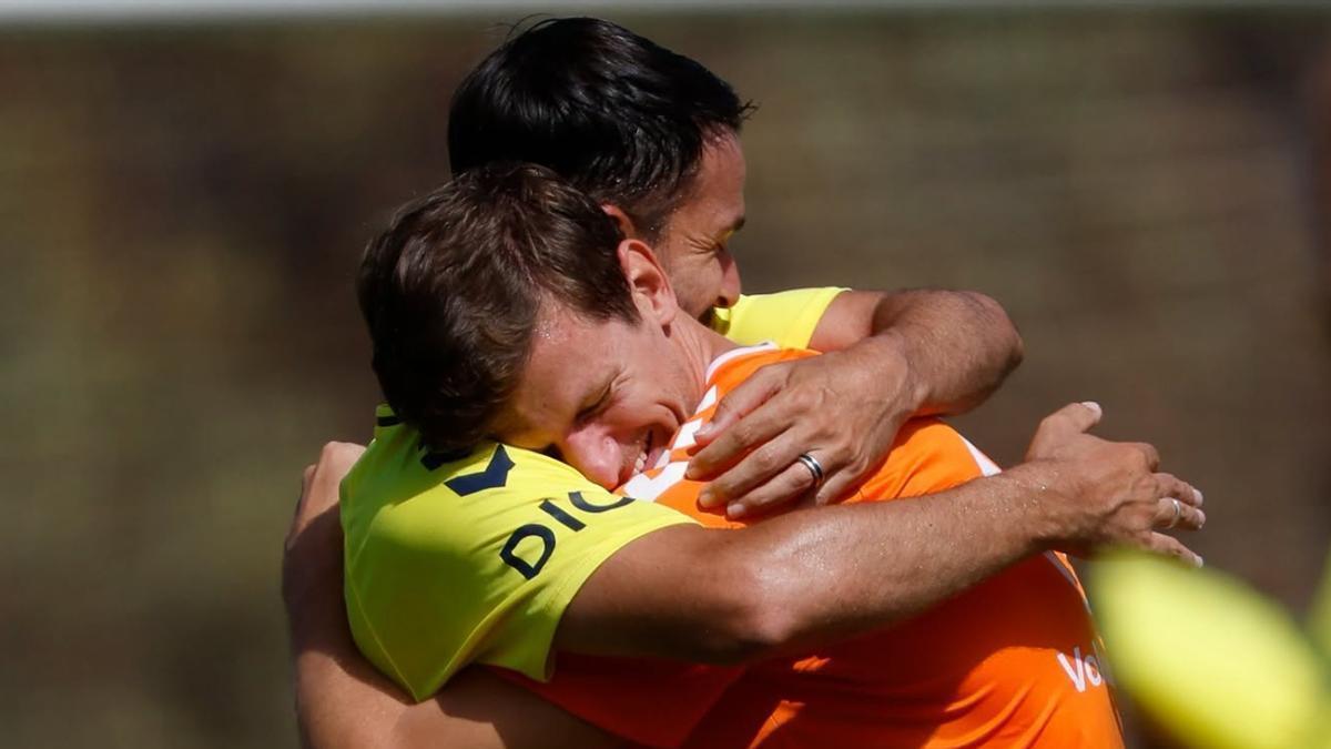 Dinko Horkas se abraza con Kirian en el primer entreno del portero croata en Barranco Seco.