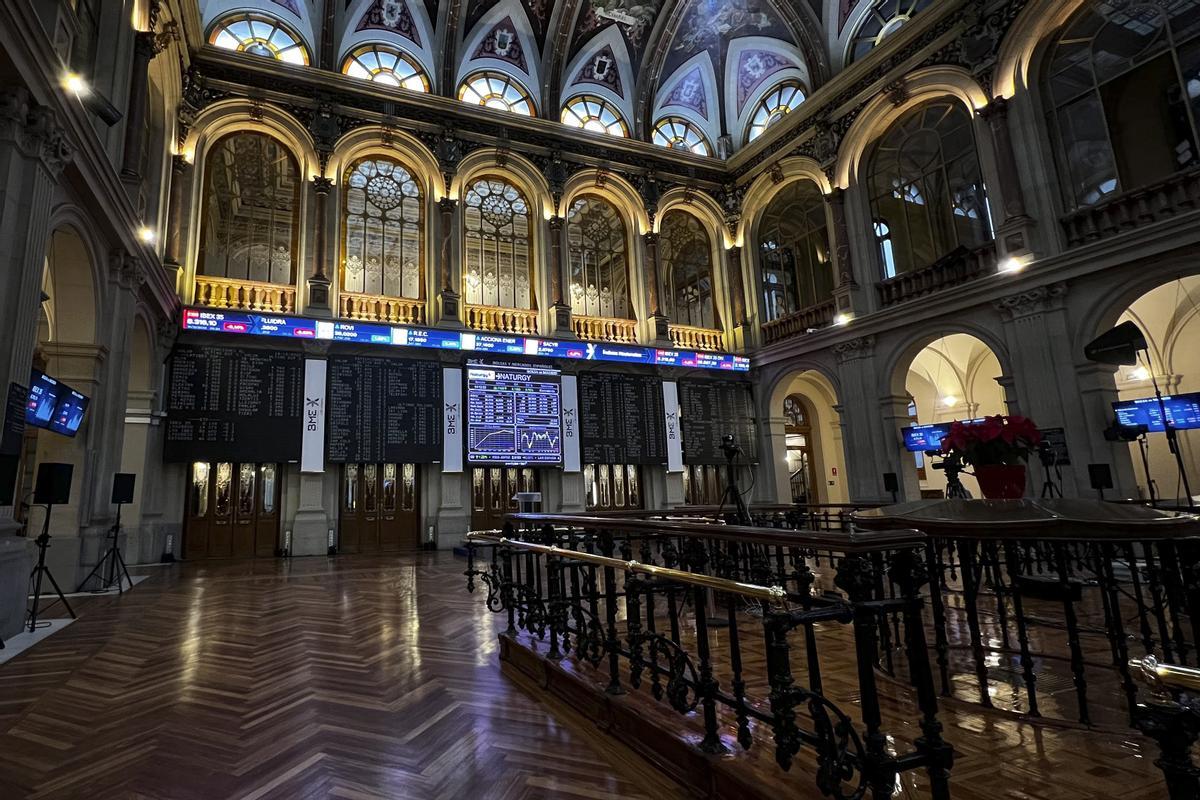 MADRID, 14/12/2022.-  Varios paneles y monitores muestran en el parqué madrileño la evolución de la Bolsa española que mantiene este miércoles la cautela y sube un leve 0,03 % tras la apertura de este miércoles, a la espera de que esta tarde se conozcan las decisiones de política monetaria de la Reserva Federal estadounidense (Fed). EFE/ Altea Tejido