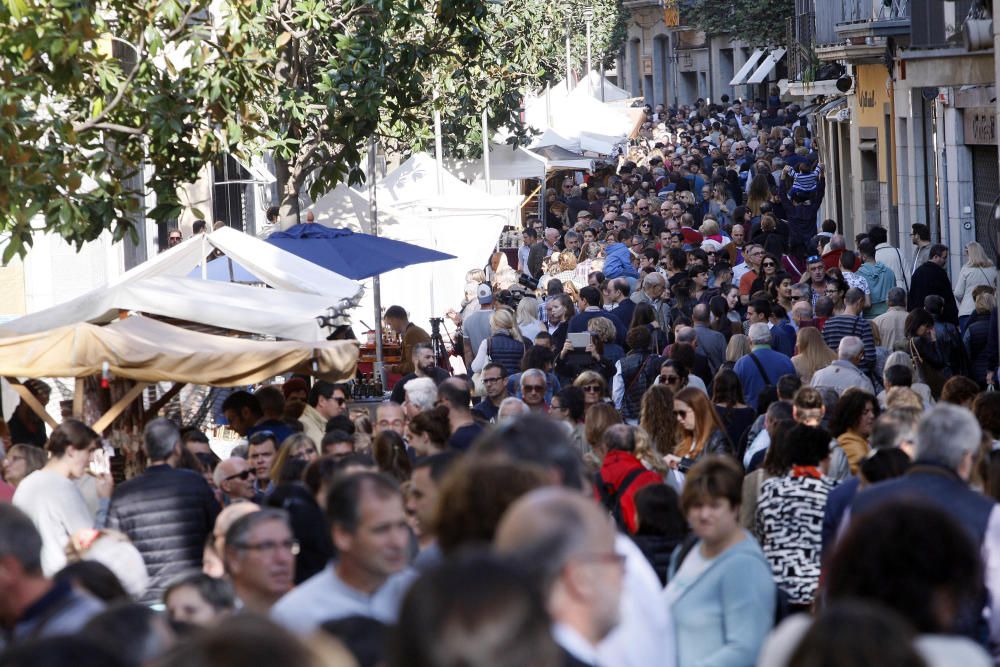 Milers de persones omplen Girona per Tots Sants