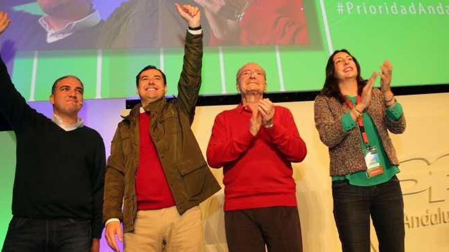 Juanma Moreno, durante la clausura ayer en Málaga de la convención de los populares andaluces, acompañado por Bendodo, De la Torre y Dolores López.