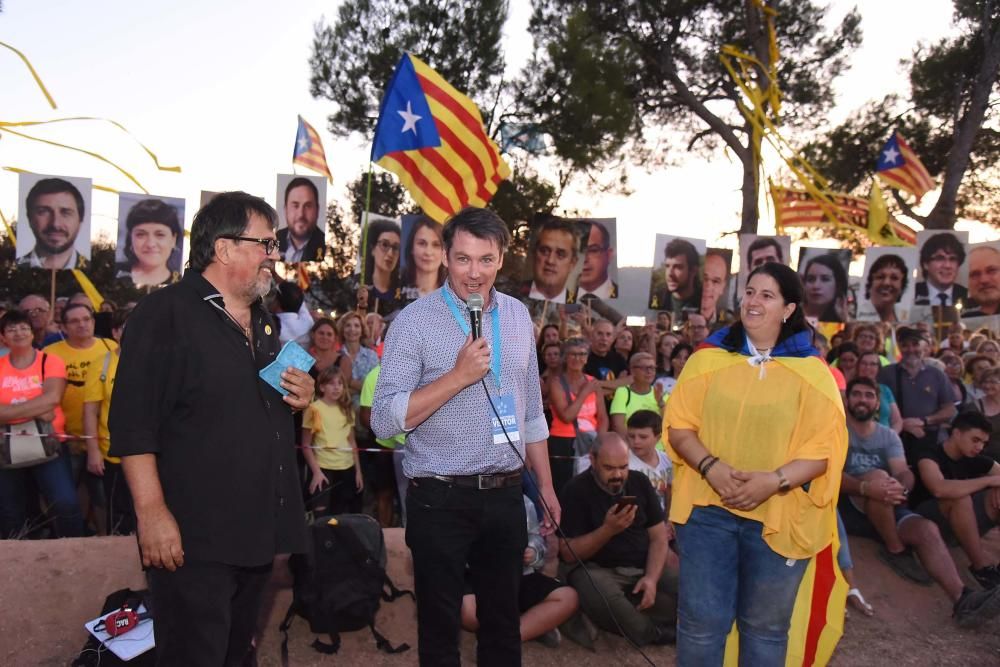 Una multitud omple Lledoners com mai en la vigília de 1-O