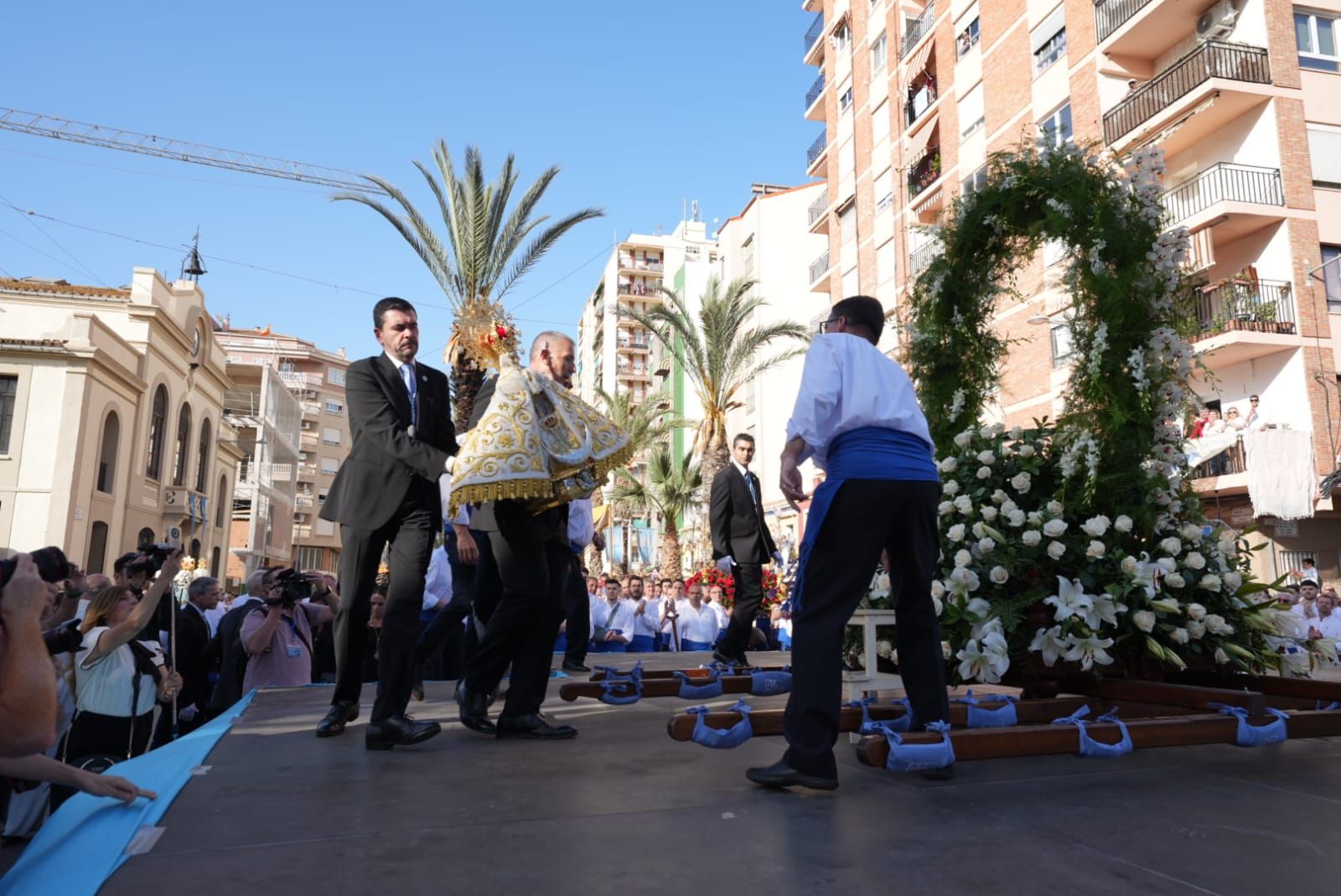 Galería de imágenes: La Virgen del Lledó llega a la plaza de la Virgen del Carmen en el Gau