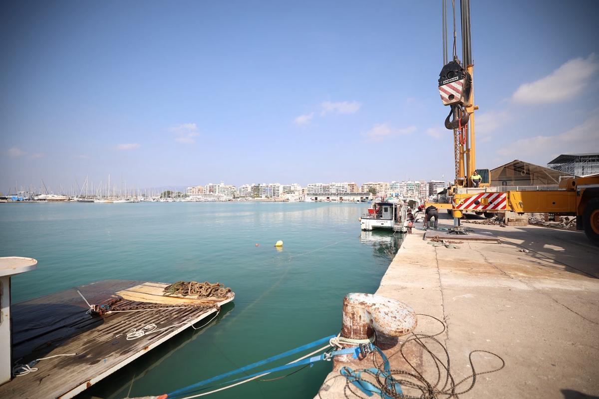 Foto del operativo de retirada del barco, donde se aprecia que una parte del busque está bajo el agua.