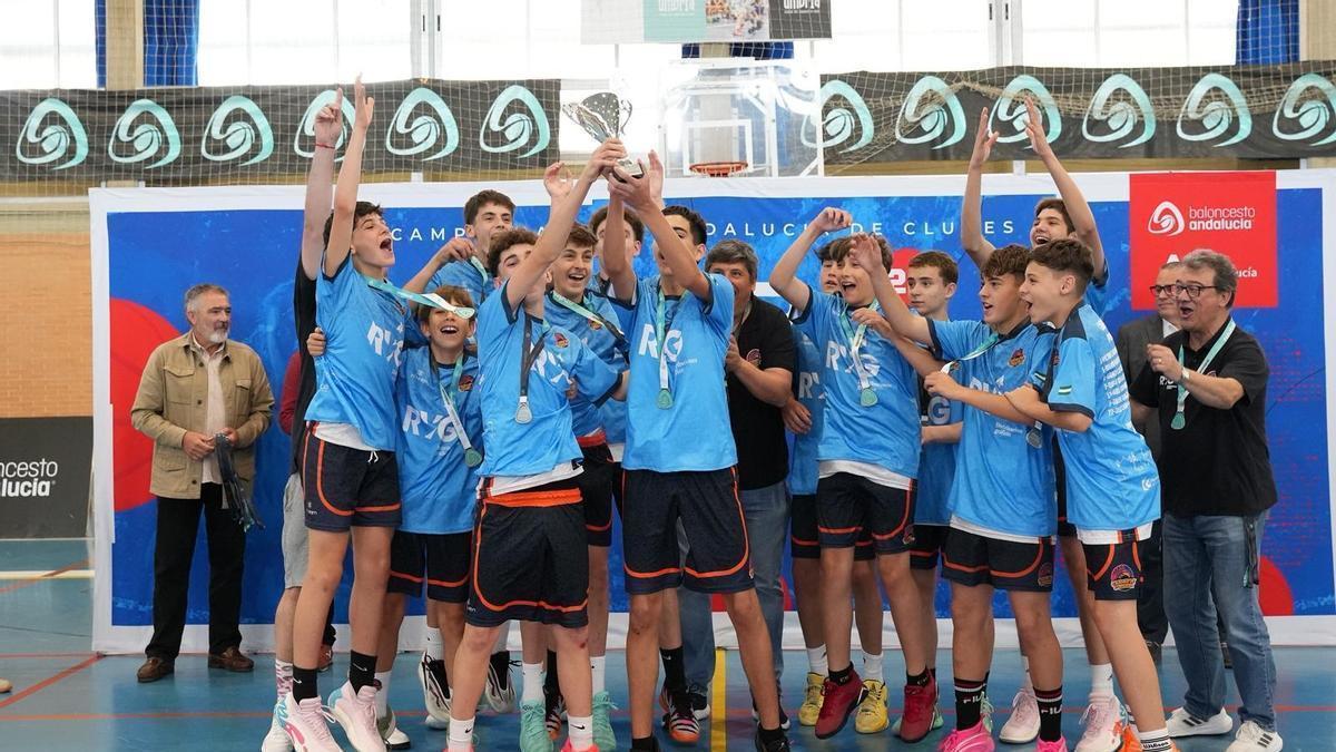 El Ciudad de Córdoba celebra la conquista de la segunda plaza en el Campeonato de Andaucía infantil.