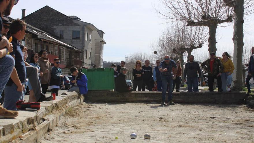 Diversión a ritmo de petanca en las fiestas de El Puente de Sanabria