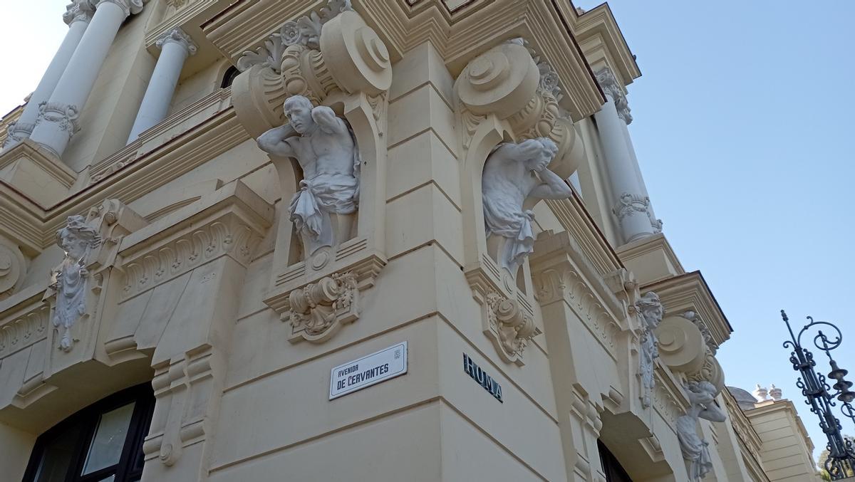 Letrero de la avenida de Cervantes en el Ayuntamiento.