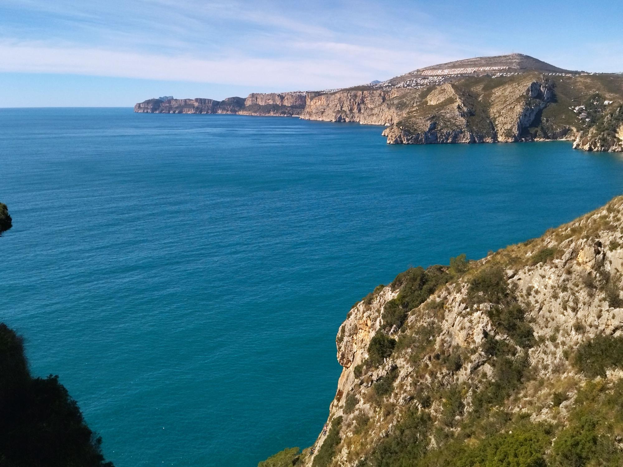 La Granadella y, al fondo, el Cap d'Or de Moraira