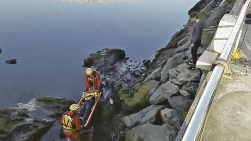 Momento del rescate de joven tras caerse al río Lérez.