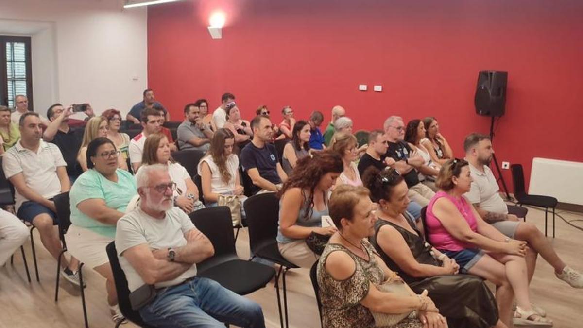 Reunión con representantes de colectivos locales.