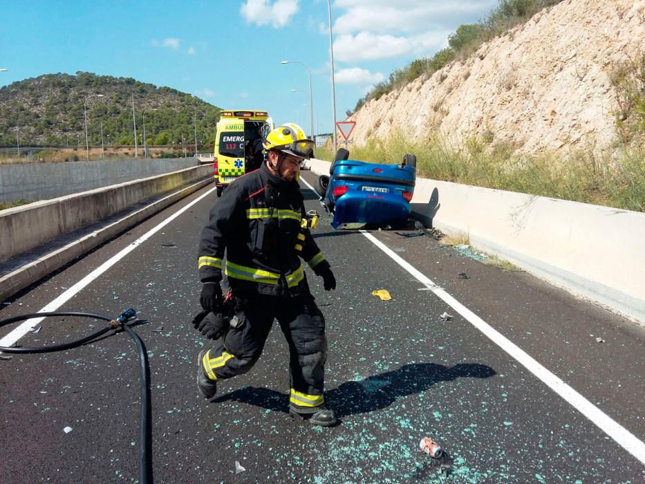 Dos heridos al volcar un coche en la autopista de Andratx