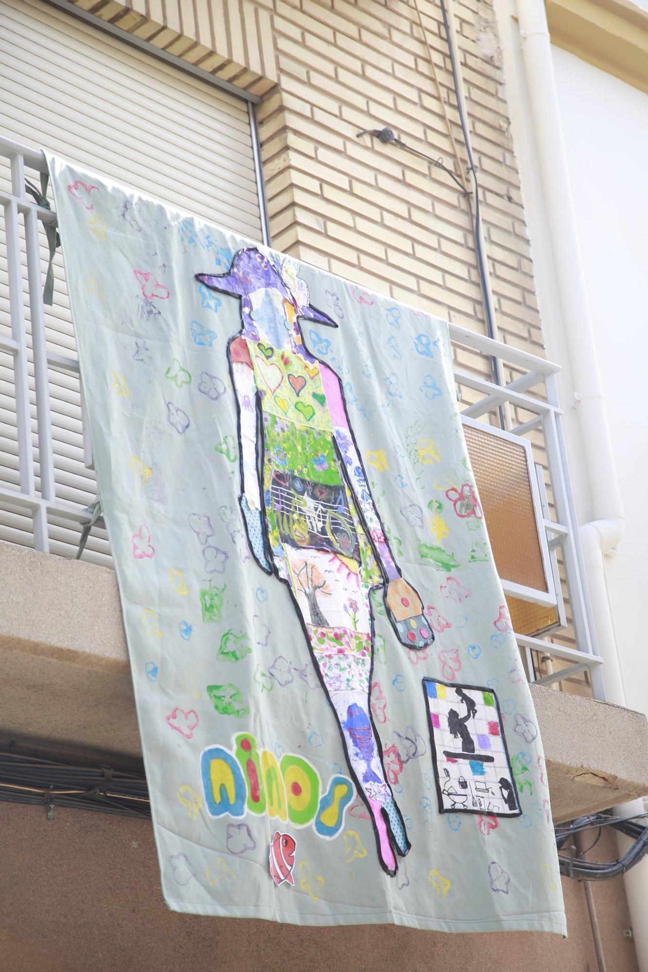 El feminismo   se reivindica   en los balcones   de Picanya