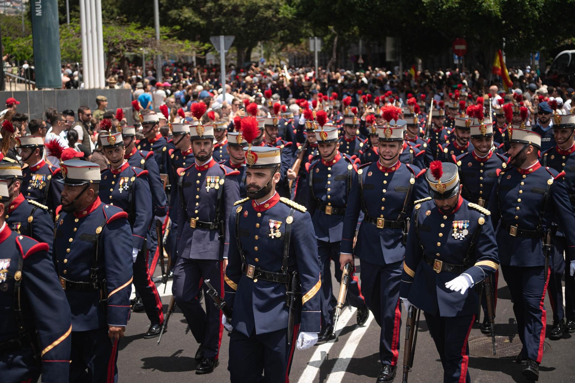 Las mejores imágenes del desfile militar de las Fuerzas Armadas en Tenerife con la presencia de Sus Majestades los Reyes