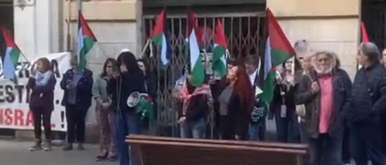 Así fue la manifestación en Avilés en contra de la actuación de Mayumana Spain: "La vuestra fiestina es sangre palestina"