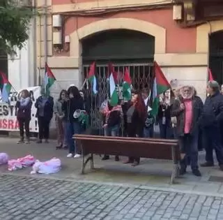 Así ha sido la manifestación en Avilés en contra de la actuación de Mayumana Spain: "La vuestra fiestina es sangre palestina"