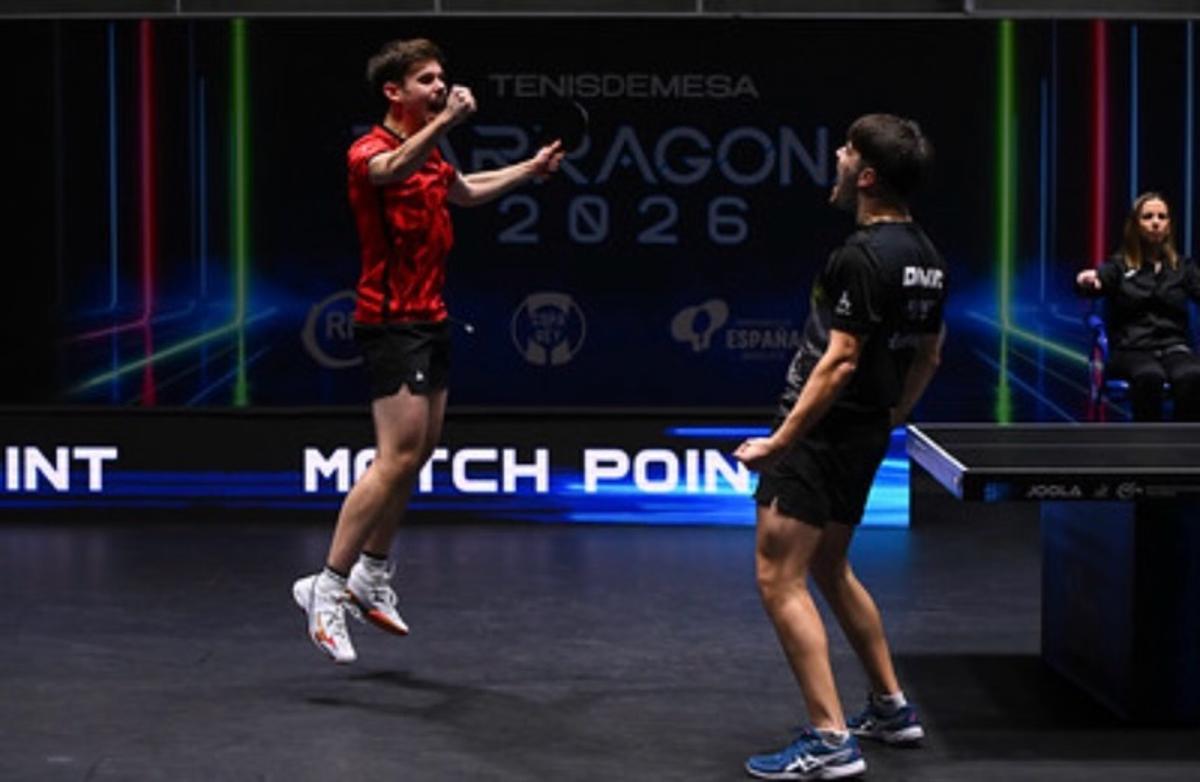 Lillo celebra junto a Rafa de las Heras el título por parejas.