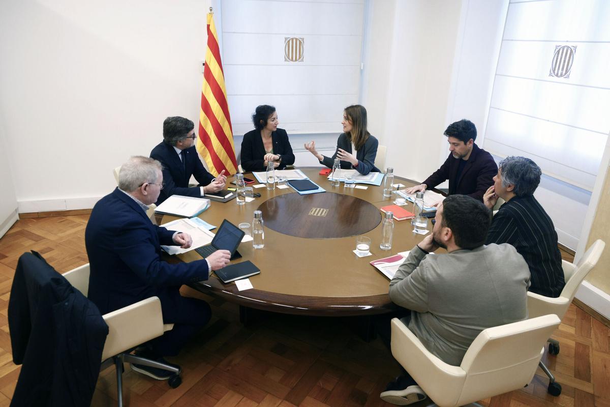 GRAFCAT7713. BARCELONA, 03/02/2026.- La presidenta de Comuns en el Parlament, Jéssica Albiach (4d), junto a la consellera de Economía y Finanzas, Alícia Romero (3i), entre otros, durante la reunión que han mantenido para evaluar el grado de cumplimiento de los acuerdos sobre los suplementos de crédito. EFE/Quique García