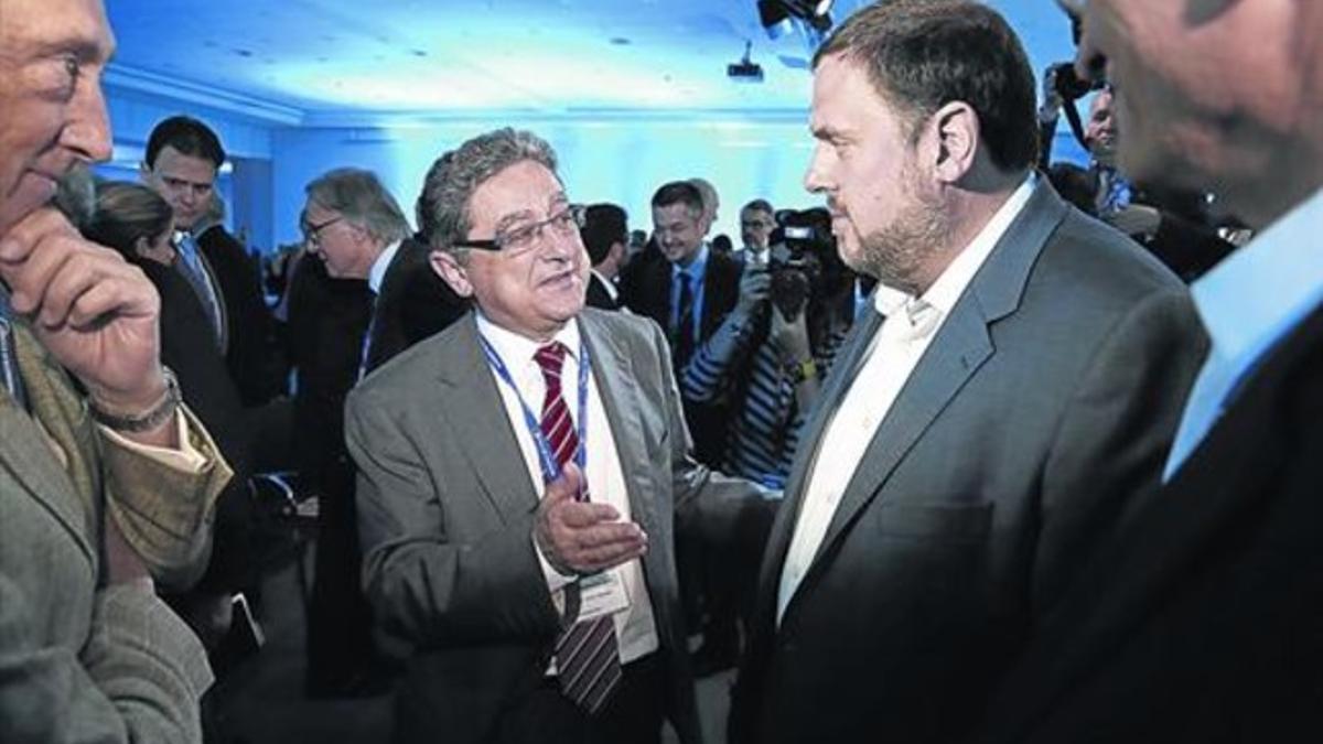 La novedad 8 El presidente de ERC, Oriol Junqueras, hablando con el diputado del PPC Enric Millo, ayer en Sitges.