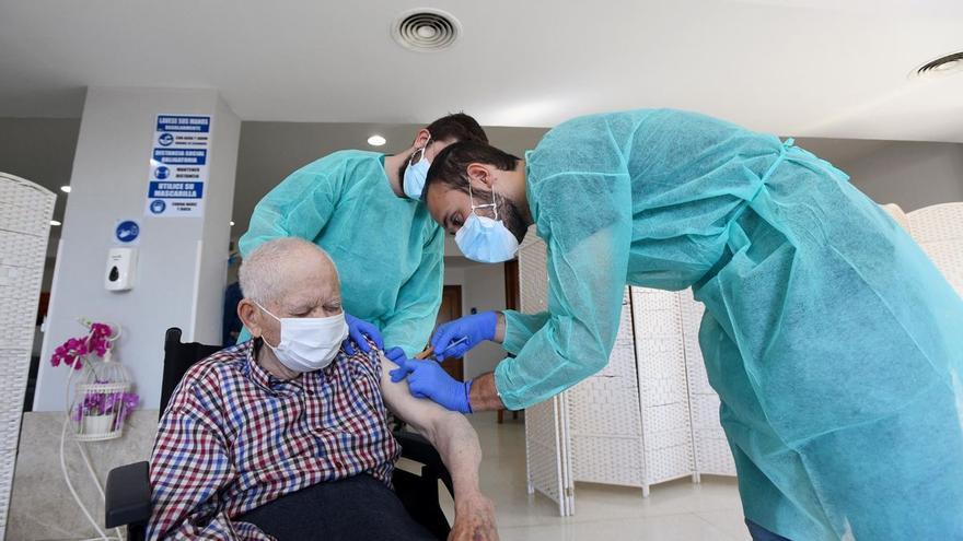 Andalucía pide la cuarta dosis para mayores de 70 años y residencias y seguirá haciendo test a pacientes vulnerables