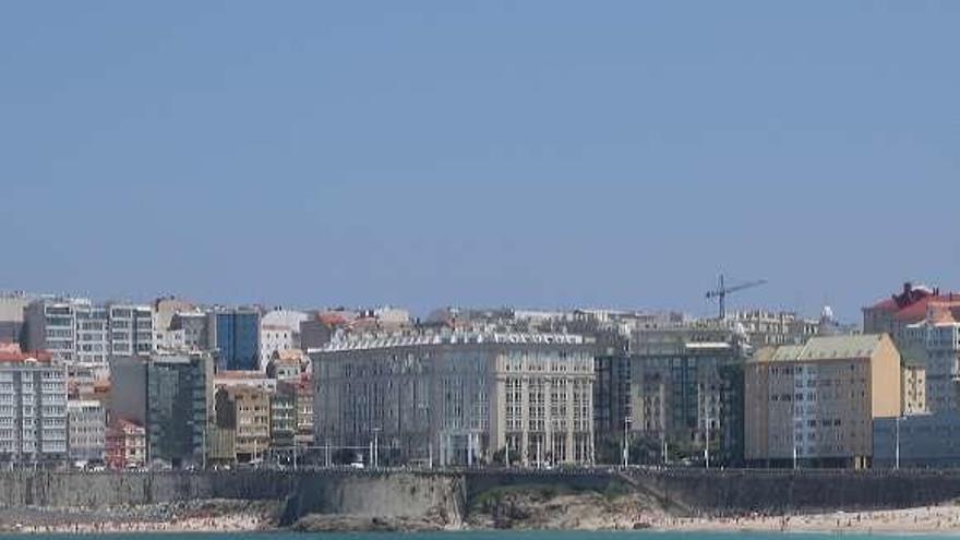 Bañistas en la playa del Orzán.