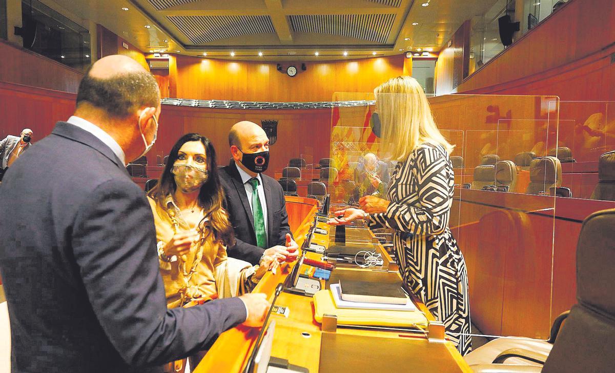 Diputados del PP y Vox conversan en el pleno.