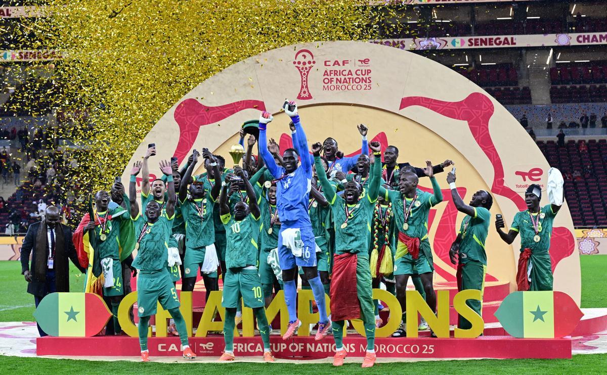 Los jugadores de Senegal levantan el trofeo de la Copa África, tras derrotar a Marruecos en la final disputada el 18 de enero en Rabat. EFE/EPA/JALAL MORCHIDI. NO VENTAS ZONA EPA