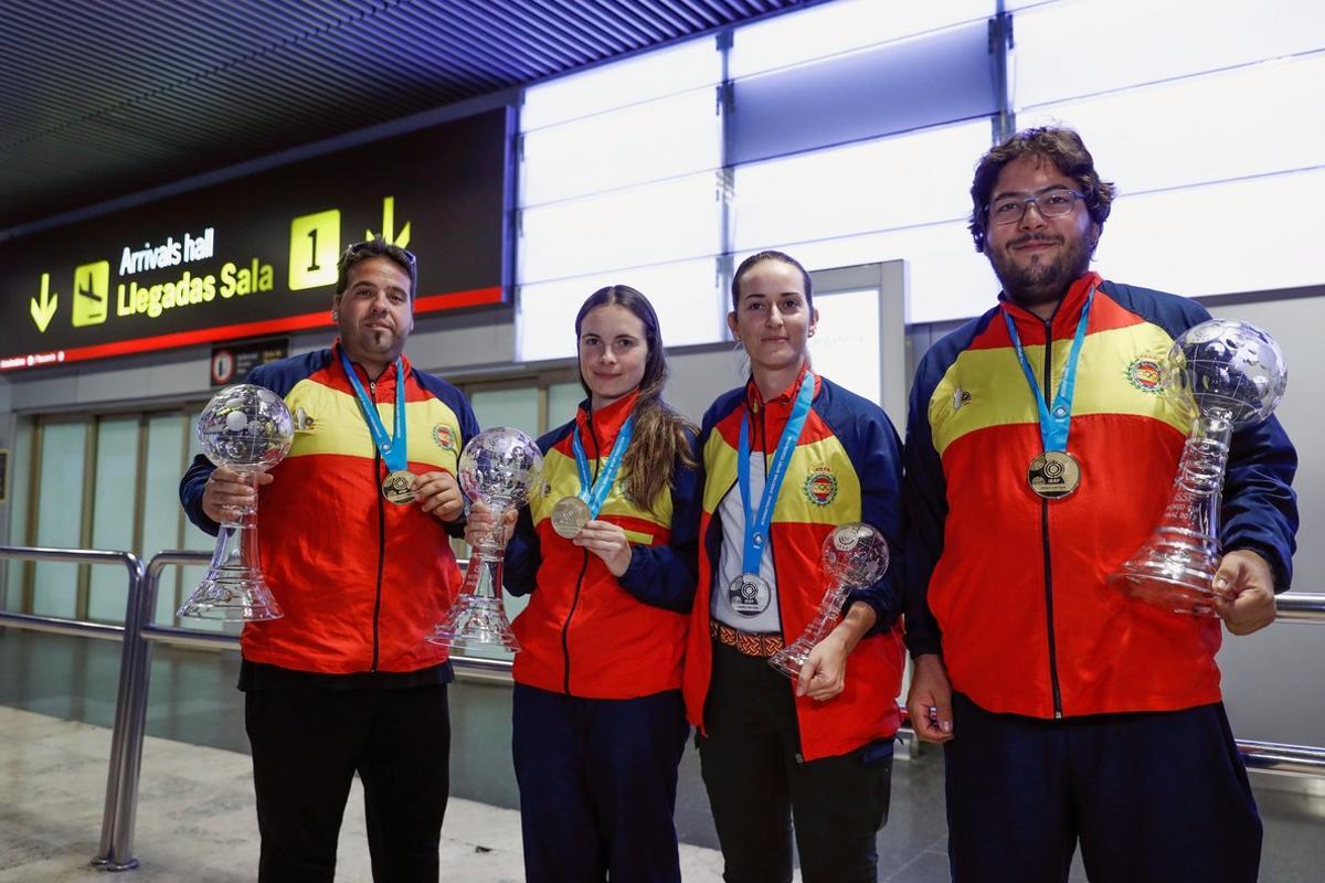 GRAF3391. MADRID, 31/10/2017.- Los cuatro componentes de la selección española de tiro que participó este fin de semana en Nueva Delhi en la final de la Copa del Mundo, (de izda a dcha) Antonio Bailón, Beatriz Martínez, Fátima Gálvez y Alberto Fernández, a su llegada al aeropuerto de Madrid-Barajas. Los deportistas, que viajaron sin representante alguno de la Real Federación Española de Tiro (RFEDETO), hicieron escala en Abu Dabi después de su participación en Nueva Delhi y estuvieron retenidos por las autoridades de los Emiratos Árabes Unidos debido a problemas con la documentación de las armas con las que compitieron. EFE/ Emilio Naranjo