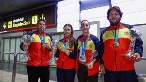 GRAF3391. MADRID, 31/10/2017.- Los cuatro componentes de la selección española de tiro que participó este fin de semana en Nueva Delhi en la final de la Copa del Mundo, (de izda a dcha) Antonio Bailón, Beatriz Martínez, Fátima Gálvez y Alberto Fernández, a su llegada al aeropuerto de Madrid-Barajas. Los deportistas, que viajaron sin representante alguno de la Real Federación Española de Tiro (RFEDETO), hicieron escala en Abu Dabi después de su participación en Nueva Delhi y estuvieron retenidos por las autoridades de los Emiratos Árabes Unidos debido a problemas con la documentación de las armas con las que compitieron. EFE/ Emilio Naranjo