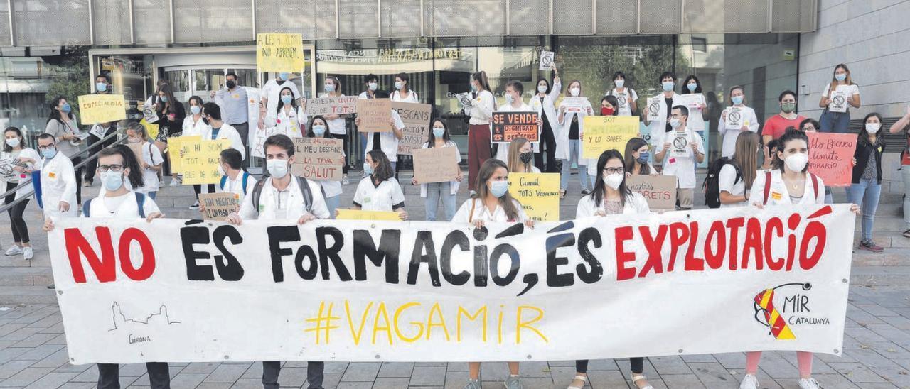 Protesta dels metges residents a Girona, en plena pandèmia. | ANIOL RESCLOSA