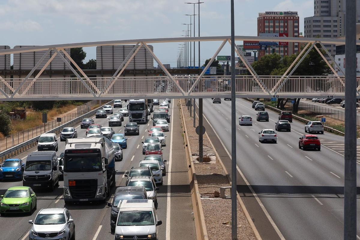 La operación retorno por vacaciones deja 24 kilómetros de retenciones en las entradas a València