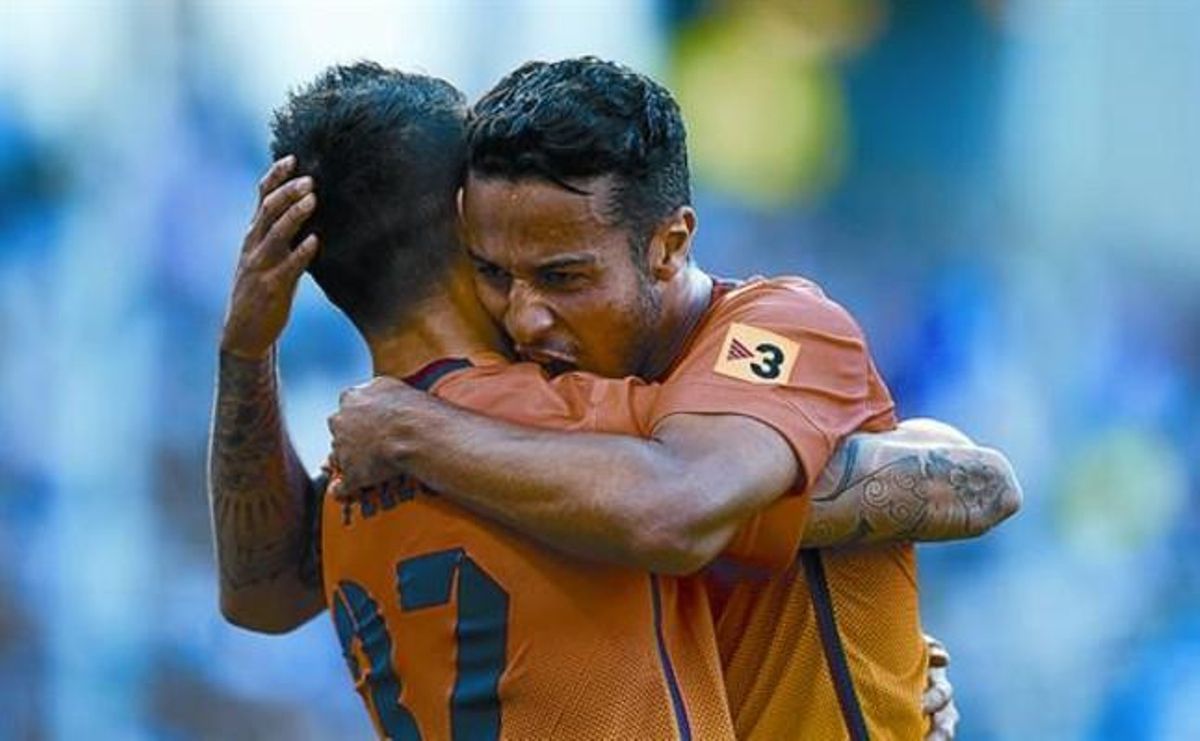 Duo letal 8 Thiago abraça Tello després de marcar l’extrem el 0-2 al Saragossa, ahir a La Romareda. Duo letal 8 Thiago abraça Tello després de marcar l’extrem el 0-2 al Saragossa, ahir a La Romareda.