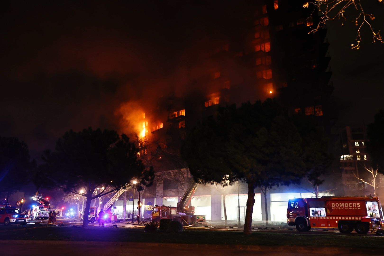 El fuego devora un edificio en la avenida Maestro Rodrigo de València