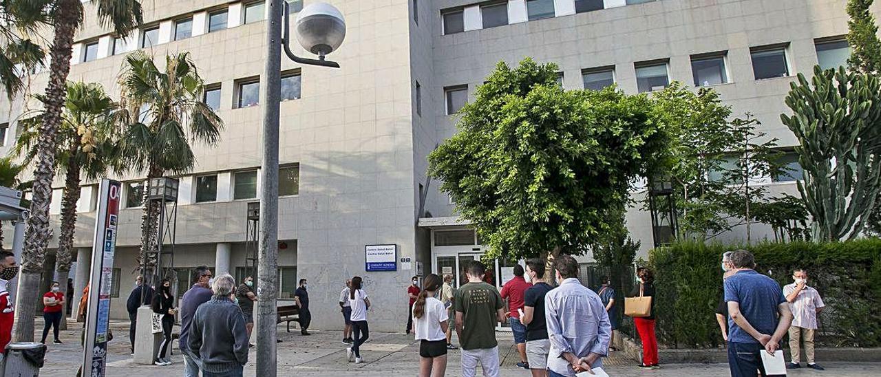 Colas a las puertas de un centro de salud de Alicante, en una imagen tomada días atrás.