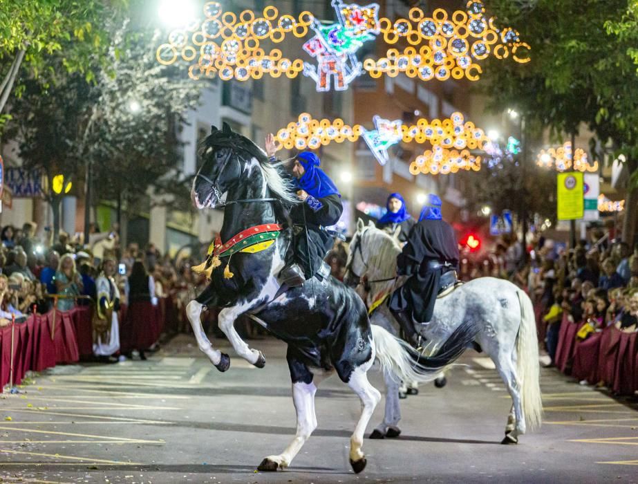 Calp se entrega a las huestes festeras en la Entrada de Moros y Cristianos