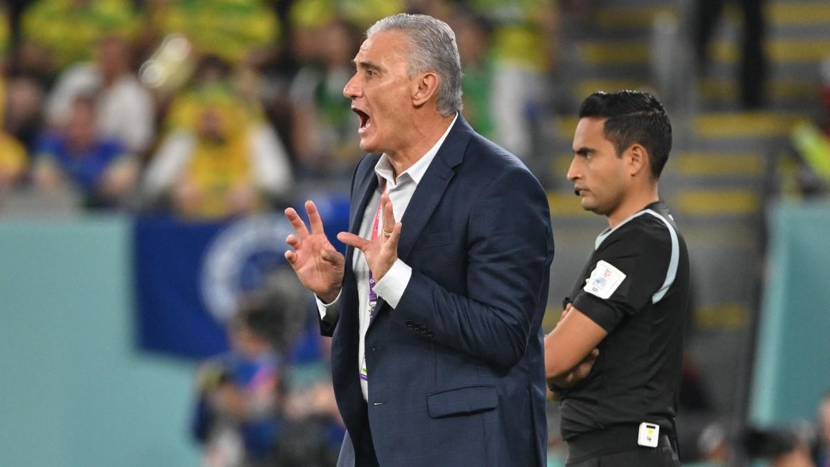 Tite da instrucciones en un partido del Mundial