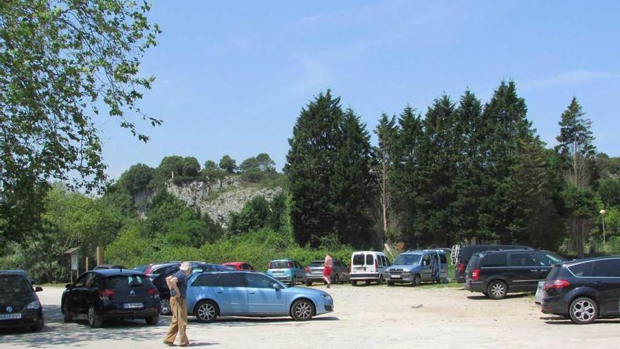 Turismos en la zona de Cuevas del Mar donde se prohibirá aparcar.