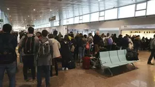 El temporal castiga al aeropuerto de Vigo: diez vuelos cancelados y cientos de viajeros afectados