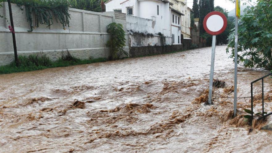 El arroyo de La Caleta de la capital volvió a mostrar esta imagen. En esta ocasión no había vehículos aparcados y no se lamentaron daños materiales.