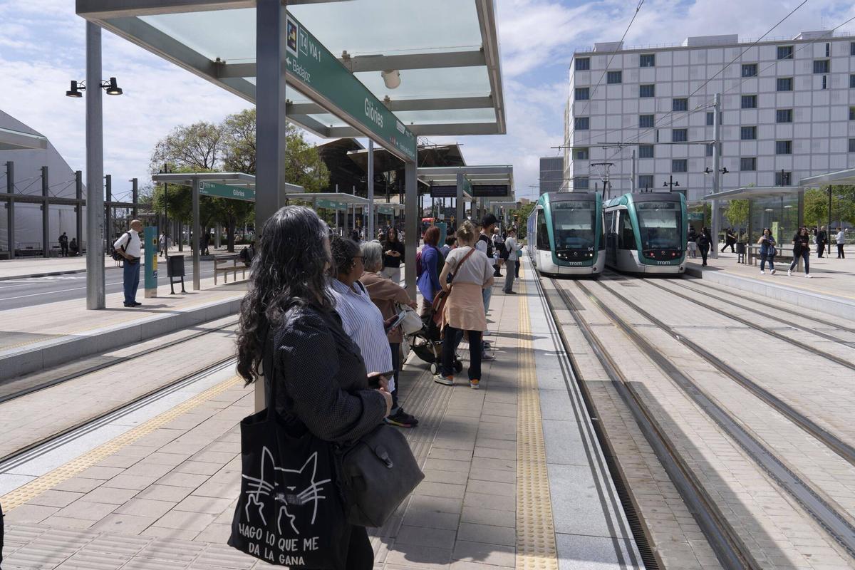 Barcelona 12/05/2025 El trambesos tranvía dejará de circular durante seis meses por las obras que se realizarán en la parte de mar de la Gran via entre Glòries y Rambla de Poblenou Fotografía de Ferran Nadeu