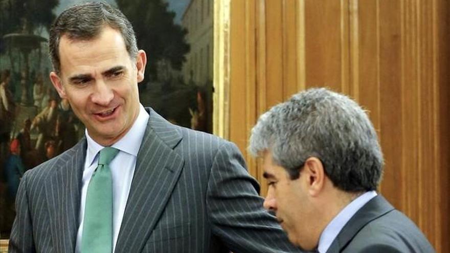 Homs comunica al Rey su rechazo a Rajoy y se deja querer por el PSOE