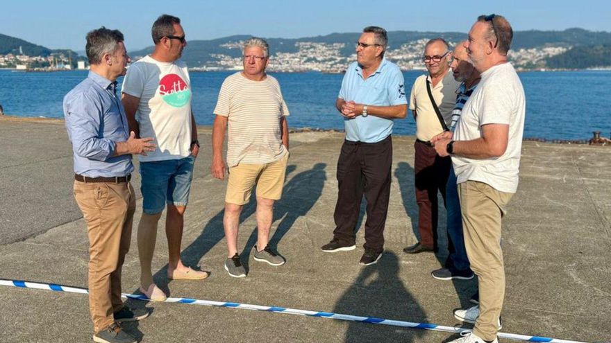 Fidalgo y ediles, con representantes de Aferróns.