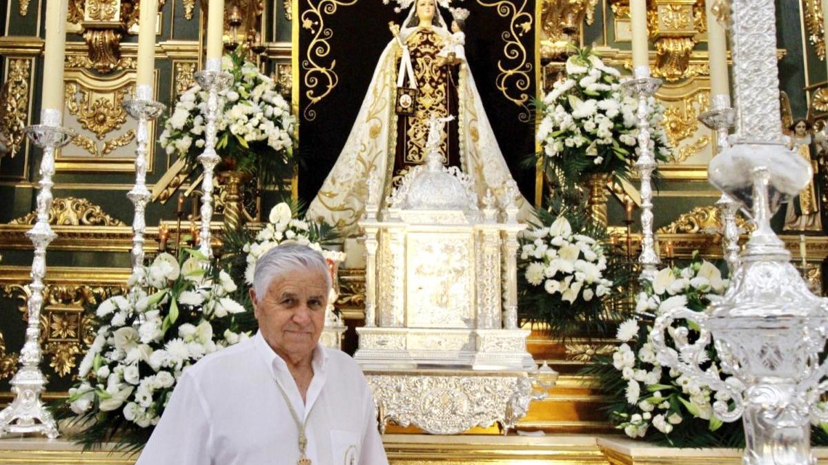 Manuel Haro ante el retablo de la Virgen del Carmen de la iglesia de la Encarnación.