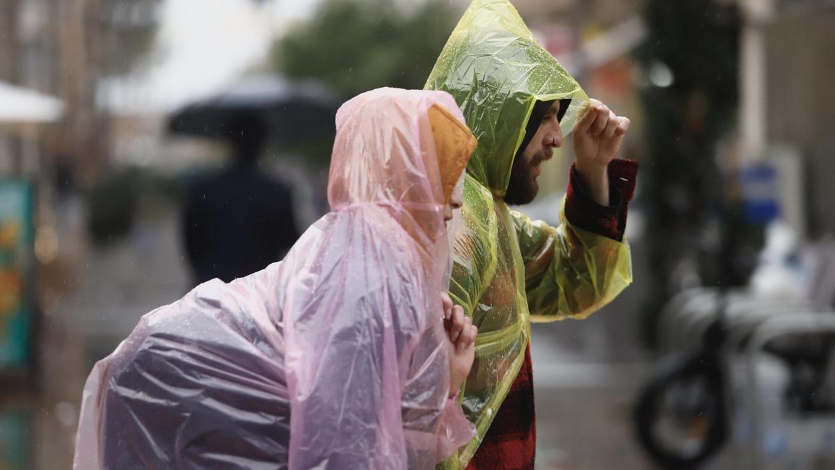 Viandantes bajo la lluvia en Málaga