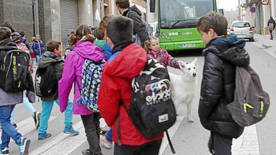 Alumnes de l&#039;escola l&#039;Espill fent camí a peu, supervisats