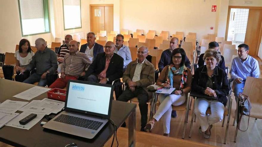 Junta directiva de Adercou celebrada, ayer, en el centro empresarial de Barbadás.  // Jesús Regal