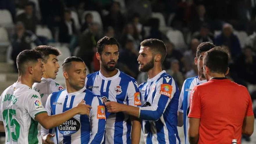 El árbitro Saúl Ais Reig se dirige a los jugadores deportivistas el sábado en Córdoba.