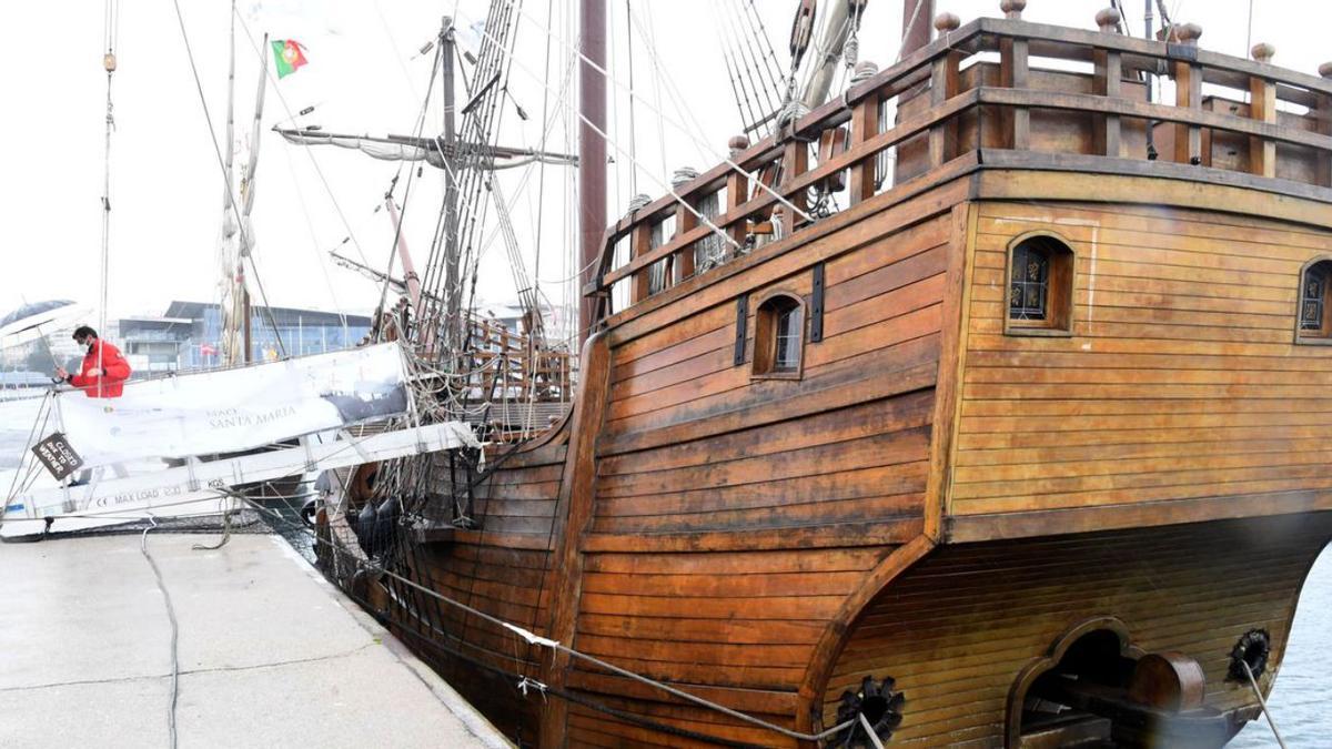 Réplicas de los barcos históricos atracados en el muelle de trasatlánticos.   | // CARLOS PARDELLAS