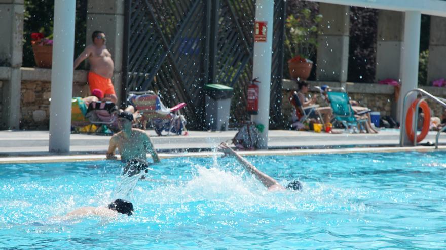 Trasladan al hospital a un menor que tuvo que ser reanimado en una piscina de Santiago